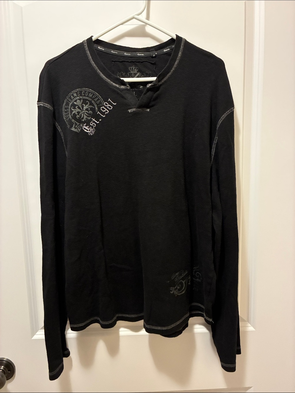 Men’s Guess Large Black Long-Sleeve Graphic Shirt vintage crew neck